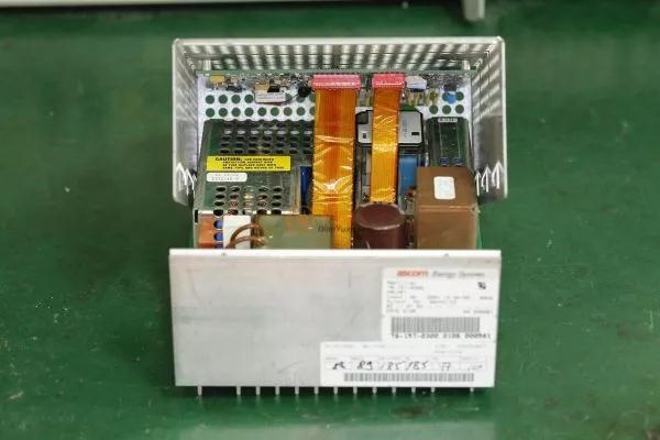 ，外殼邊緣沖扣直接卡在內(nèi)部PCB上